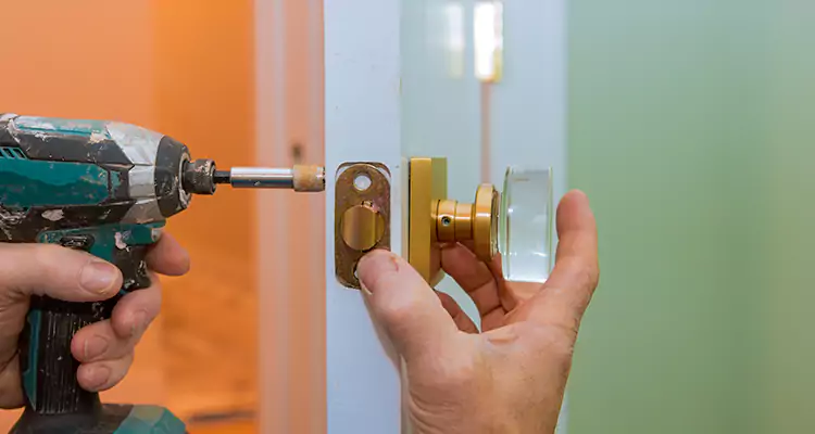 Broken Door Knob Fix in Deerfield Beach, FL